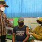 Menko PMK Muhadjir Effendy meninjau pelaksanaan vaksinasi COVID-19 di Balai Desa Kemulan, Kecamatan Turen, Kabupaten Malang, Jawa Timur, Minggu (10/10/2021). (Dok Kemenko PMK)