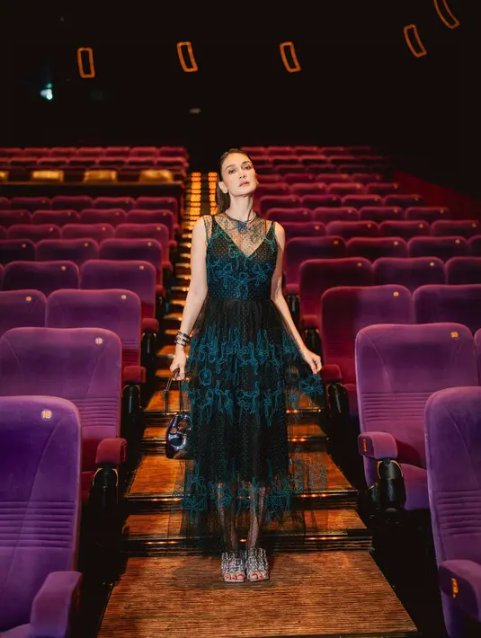 Manisnya penampilan Luna Maya dengan dress hitam yang ditumpuk dengan outer dress transparan dengan border yang cantik, tanpa lengan. [Foto: Instagram/lunamaya]
