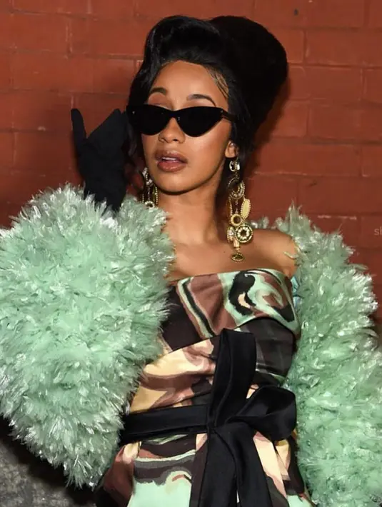 "Namun orang-orang tak tahu apa yang sudah kulaukan karena aku bukanlah malaikat," ujarnya. (instagram/iamcardib)