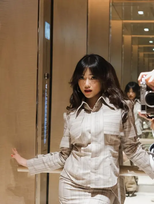 Adik Fadly Faisal itu tampil menawan dengan kemeja cokelat bergaris dengan rok mini berlayer. [@fuji_an]