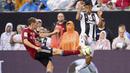 Pemain Juventus, Joao Cancelo (kanan) menutup peluang tembak pemain Bayern Munchen, Ryan Johansson (kiri) pada laga International Champions Cup 2018 di Lincoln Financial Field, Philadelphia, (25/7/2018). Juventus menang 2-0.  (AP/Chris Szagola)