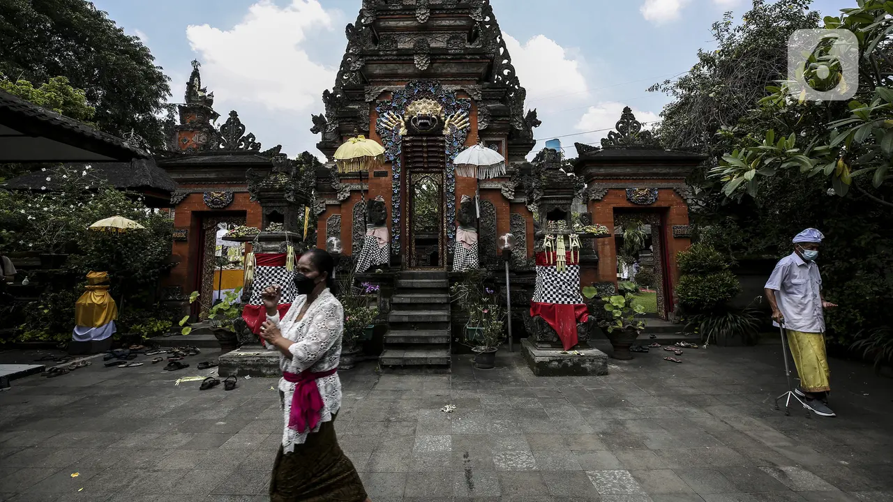 FOTO: Peringatan Hari Raya Galungan di Pura Amerta Jati Depok