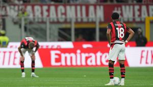 Skuad AC Milan tertunduk lesu setelah Juan Rodriguez mencetak gol ke gawang Mike Maignan, Senin (25/5/2026) (AP Photo/Antonio Callani)