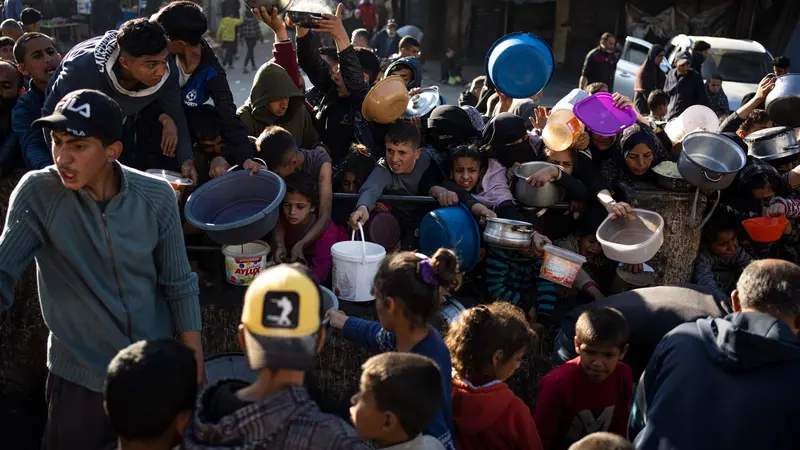 Potret Antrean Warga untuk Dapatkan Makanan di Rafah