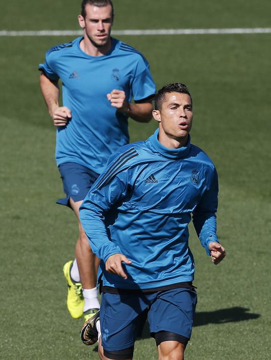 Striker Real Madrid, Cristiano Ronaldo, bersama Gareth Bale saat mengikuti sesi latihan jelang laga Liga Champions di Madrid, Selasa (12/9/2017). Real Madrid akan berhadapan dengan  Apoel FC. (AP/Paul White)