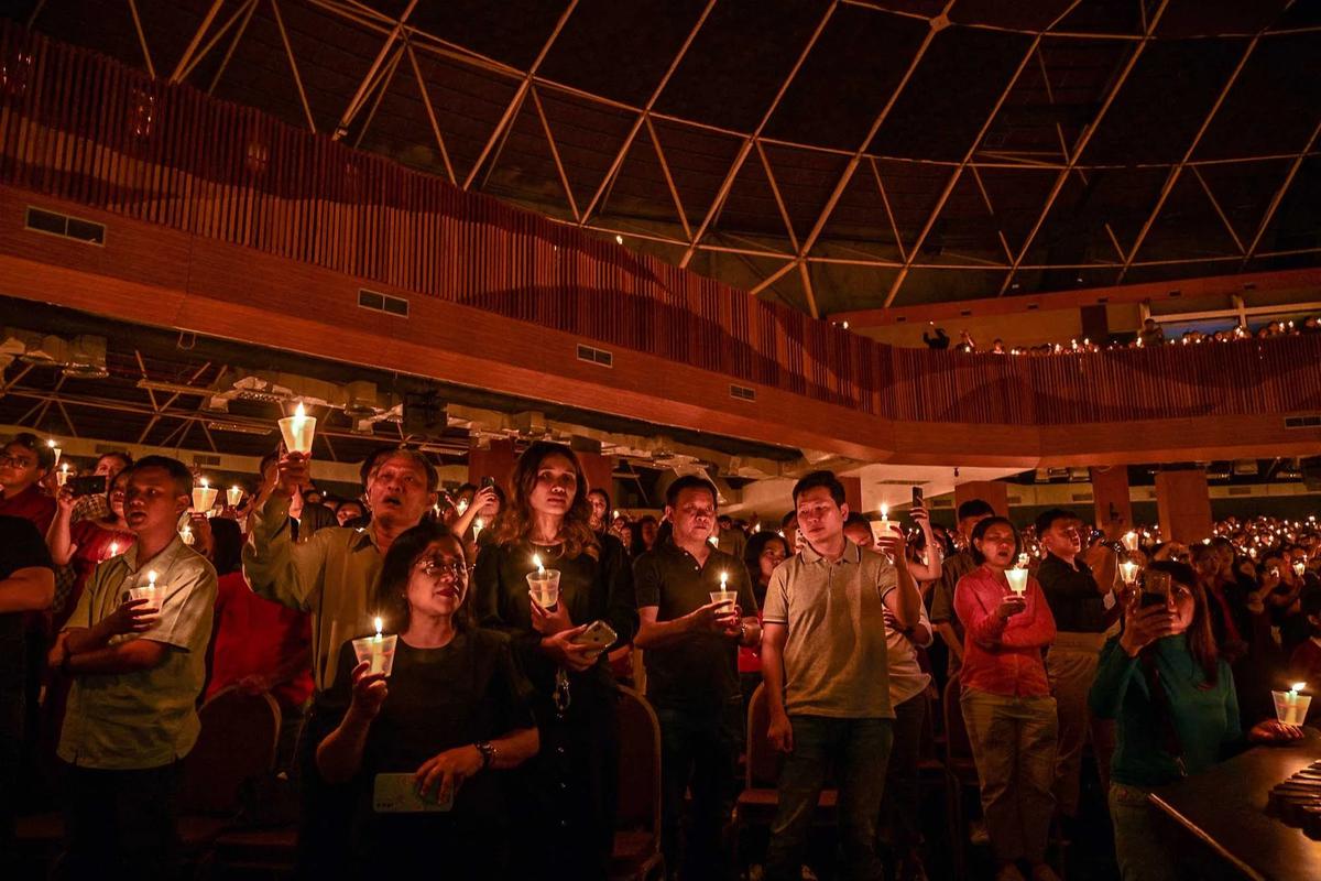 FOTO: Ribuan Lilin Menyala dalam Doa Natal di Gereja Bethany Nginden Surabaya