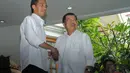 Jokowi-JK berjabat tangan usai melakukan penandatanganan kesepakatan koalisi di kediaman Megawati Soekarnoputri, Jakarta, Senin (19/5/14). (Liputan6.com/Herman Zakharia)