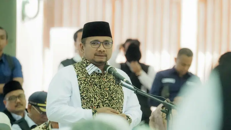 Menteri Agama (Menag) Yaqut Cholil Qoumas saat menyambut kedatangan jemaah haji kelompok terbang (kloter) 63 Embarkasi Jakarta (JKG 63) di Asrama Haji Pondok Gede, Jakarta, Minggu (21/7/2024).