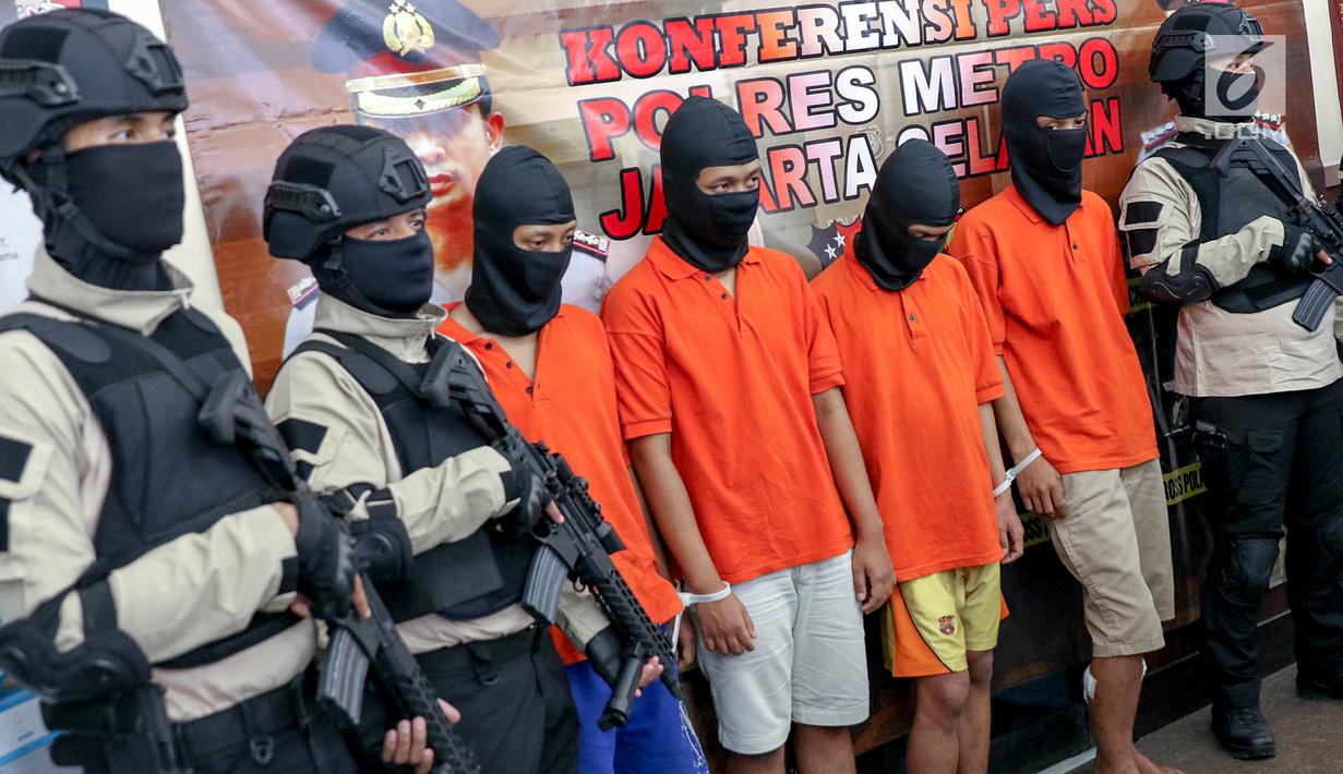Polisi menunjukkan tersangka kasus begal di Mapolres Metro Jakarta Selatan, Selasa (17/7). Polisi meringkus lima pembegal yang telah beraksi sebanyak tujuh kali di Depok serta tiga kali di Jakarta Selatan. (Liputan6.com/Immanuel Antonius)