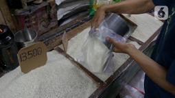 Sementara untuk harga eceran atau per liternya dari Rp 12.000 menjadi Rp 14.000. (Liputan6.com/Herman Zakharia)