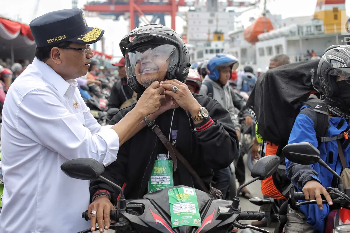 Menteri Perhubungan, Budi Karya Sumadi sambut peserta mudik gratis