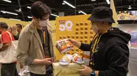 Sandal Indomie tampil di DesignerCon 2022 yang berlangsung 18--20 November 2022 di California, Amerika Serikat. (dok. Indofood Sukses Makmur)