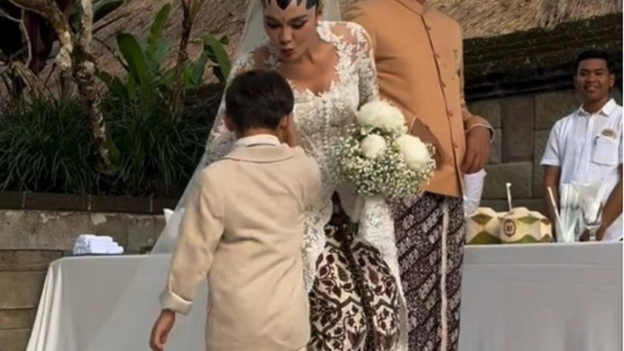 8 Potret Ganteng Kiano dan Kenzo Anak Paula Verhoeven Hadir di Akad Nikah Luna Maya-Maxime Bouttier, Kompak Pakai Jas Kembar