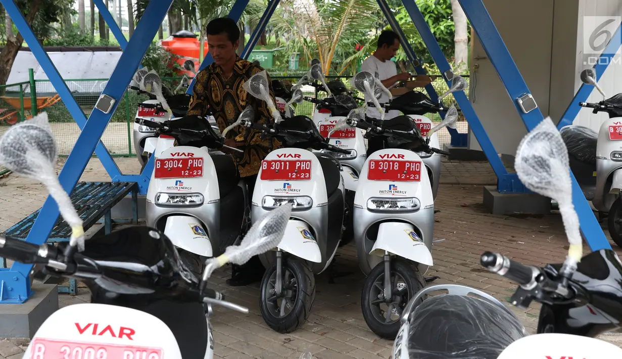 Petugas mengecek kesiapan motor listrik di halaman Monas, Jakarta, Kamis (13/12). Pemprov DKI Jakarta menerima hibah 50 unit motor listrik Viar Q1 yang dibagi 20 unit di Ragunan, 20 unit di Monas, dan 10 unit di Jatibaru. (Liputan6.com/Helmi Fithriansyah)