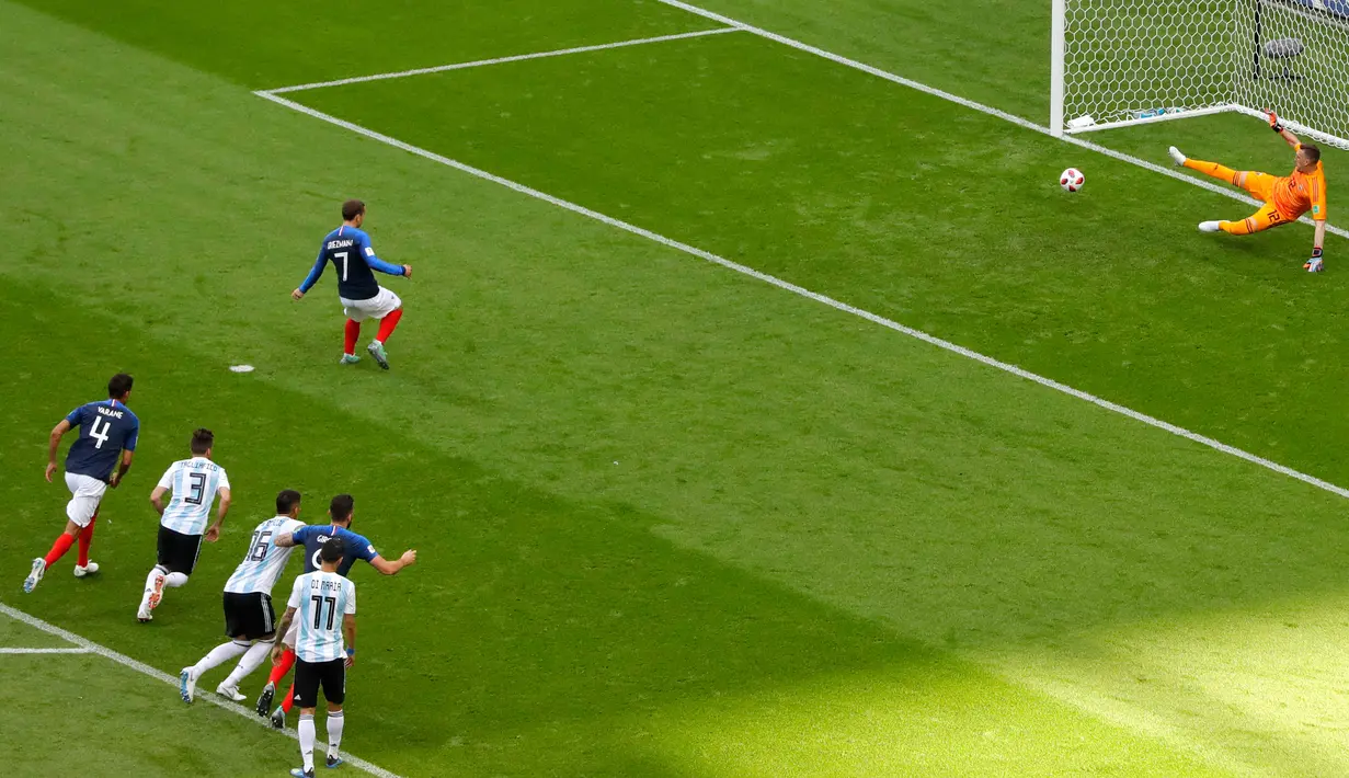 Penyerang Argentina, Antoine Griezmann saat mencetak gol lewat penalti pada pertandingan melawan Argentina di babak 16 besar Piala Dunia di Kazan Arena di Kazan, Rusia, (30/6). Prancis menang tipis 4-3 atas Argentina. (AP Photo/Sergei Grits)