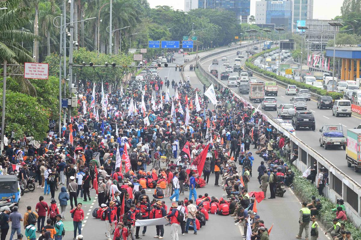 FOTO: Ribuan Buruh Geruduk DPR, Usung Enam Tuntutan Utama