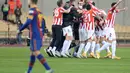 Para pemain Athletic Bilbao merayakan kemenangan usai pertandingan melawan Barcelona pada babak final Piala Super Spanyol di stadion La Cartuja di Seville, Senin (18/1/2021). Bilbao menang dramatis atas Barcelona 3-2. (AFP/Cristina Quicler)