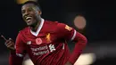 Senyum pemain Liverpool, Georginio Wijnaldum usai membobpl gawang Huddersfield Townt pada lanjutan Premier League di Stadion Anfield, Liverpool, (28/10/2017). Liverpool menang 3-0. (AFP/Paul Ellis)