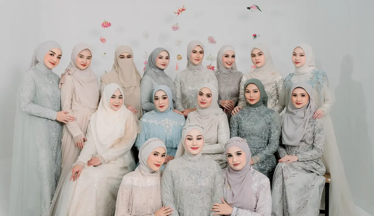 Meski rata-rata anggotanya sudah menikah, namun tak dipungkiri jika deretan anggota Butterfly ini seperti gadis. Pakai dress dengan warna soft, ini adalah potret pemotretan Geng Butterfly dengan konsep pertama. Busana yang dikenakan oleh anggota Geng Butterfly ini merupakan rancangan dari desainer Rasya Shakira, sementara wajahnya dipoles oleh beberapa MUA salah satunya Ikawati Fitria. (Liputan6.com/IG/@asrikasura)