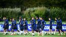 Para pemain Prancis melakukan pemanasan sebelum berlatih di Clairefontaine-en-Yvelines, (3/10/2017). Prancis melakukan persiapan jelang melawan Bulgaria. (AFP/Franck Fife)