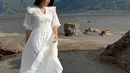Tampil mengenakan dress putih, mantan istri Gading Marten ini mengunggah potretnya saat berada di lautan pasir Gunung Bromo. Banyak netizen dan penggemarnya pun turut memuji penampilannya tersebut. (Instagram/gisel_la)