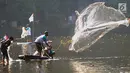 Warga menjala ikan saat tradisi Ngubek Situ di Situ Gede, Bogor, Minggu (13/5). Pesta rakyat ini digelar dalam rangka ‘mapag munggah’ atau menyambut datangnya bulan Ramadhan 1439 H. (Merdeka.com/Arie Basuki)
