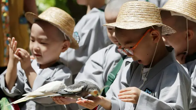 Keceriaan Para Biksu Cilik Saat Bermain di Taman Hiburan