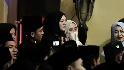 “Asmara Hancur Sholawat Meluncur”, slogan inilah yang digaungkan Happy Asmara di tengah pengajian bersama Gus Iqdam asal Blitar. Slogan itu juga yang menjadi alasannya mengikuti pengajian demi mendapatkan hati yang tentram di hari ulang tahun Happy Asmara. (Liputan6.com/IG/happy_asmara77)