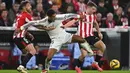 <p>Pemain Real Madrid, Jude Bellingham, berebut bola dengan pemain Athletic Bilbao, Mikel Jauregizar (kanan) dan Yeray Alvarez (kiri), pada laga lanjutan Liga Spanyol 2024/2025 di San Mames Stadium, Bilbao, Spanyol, Kamis (05/12/2024) dini hari WIB. (AP Photo/Miguel Oses)</p>