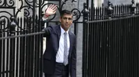 Perdana Menteri Inggris yang baru Rishi Sunak melambai dari tangga setelah menyampaikan pidato di 10 Downing Street di London, Selasa (25/10/2022). Rishi Sunak resmi menggantikan Liz Truss memutuskan mundur dari posisinya karena kontroversi kebijakannya. (AP/Kirsty Wigglesworth)