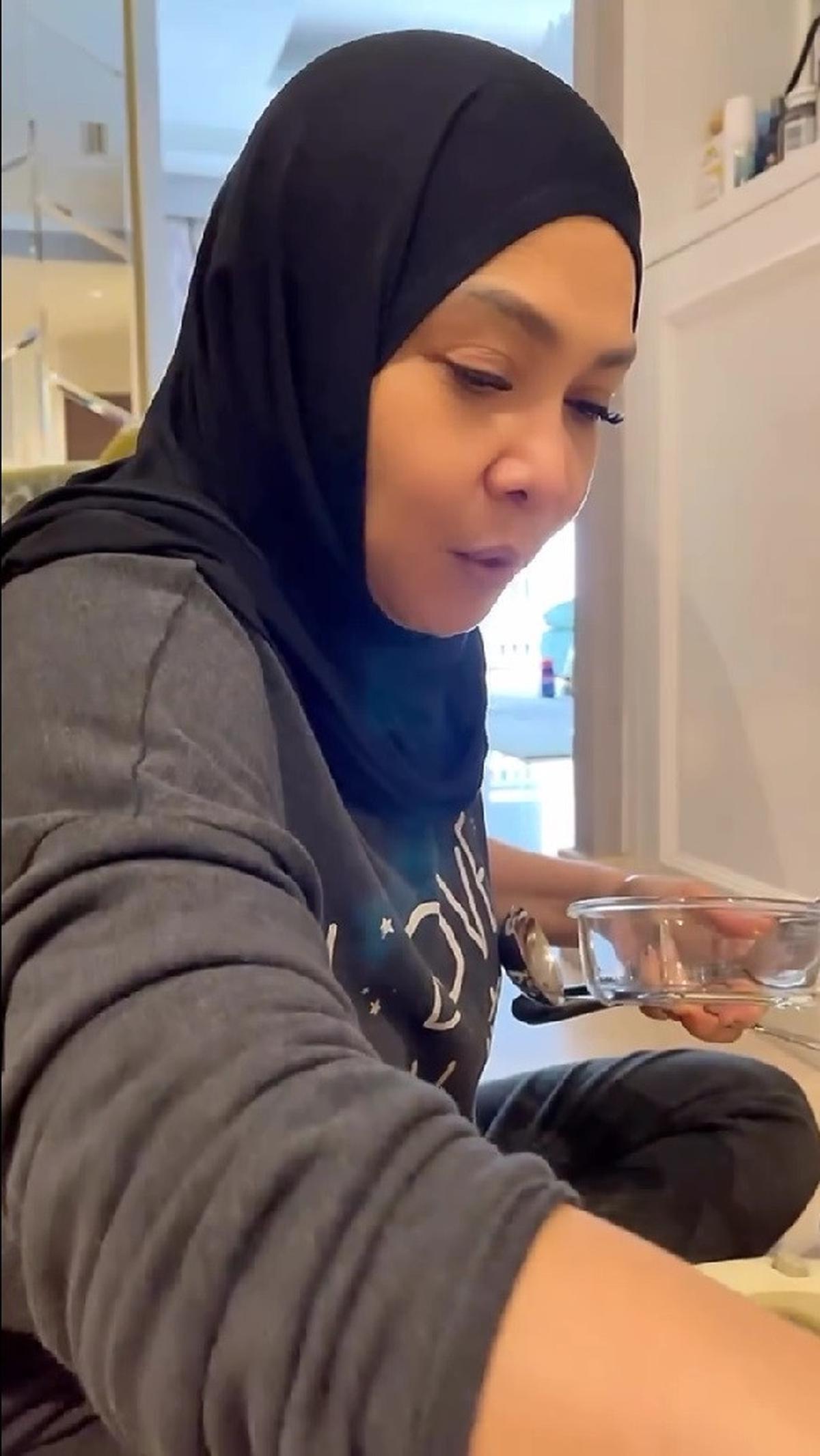 Momen Rieta Amilia Bikin Bubur Kampiun untuk Buka Puasa, Penampilannya Menggugah Selera dan Bikin Netizen Ngiler