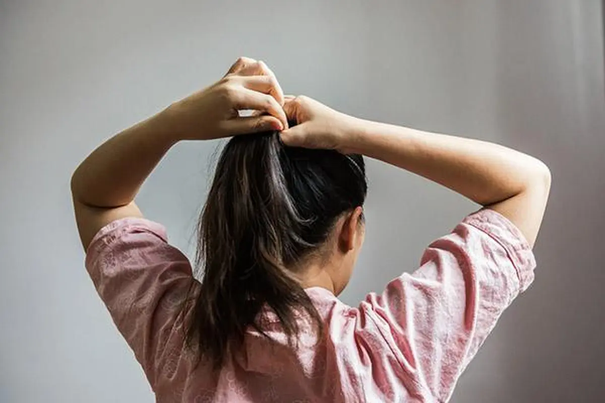 mengikat rambut