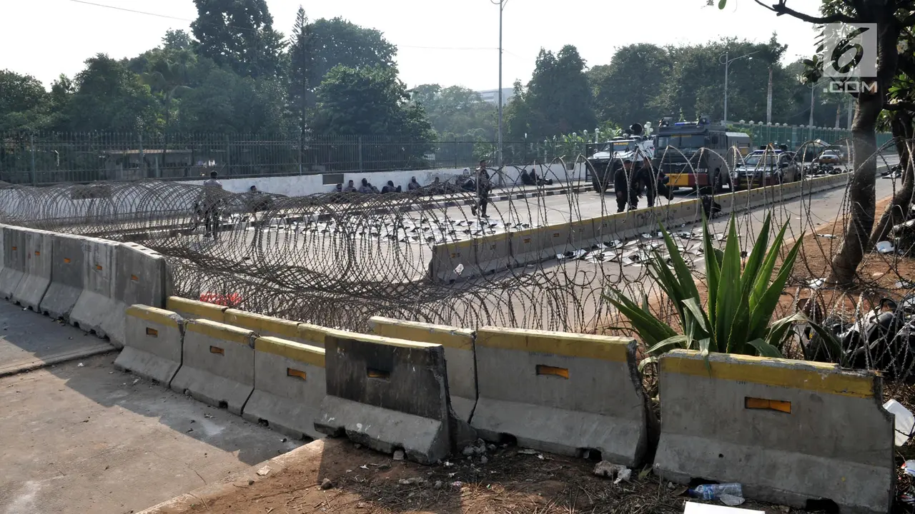 Antisipasi Unjuk Rasa Susulan, Poisi Tutup Akses Menuju Gedung DPR