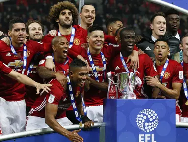 Para pemain Manchester United merayakan keberhasilan meraih gelar Piala Liga usai menaklukkan Southampton di Stadion Wembley, Inggris, Minggu (26/2/2017). MU menang 3-2 atas Southampton. (AFP/Ian Kington)