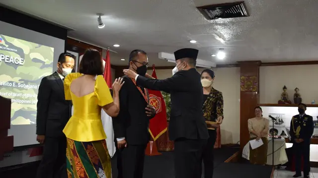 Penganugerahan medali perdamaian dan medali Dharma Pertahanan kepada tokoh dan pejabat militer Filipina. (Dokumentasi KBRI Manila)