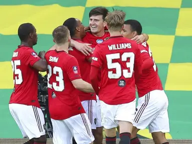 Para pemain Manchester United merayakan gol yang dicetak oleh Harry Maguire ke gawang Norwich City pada laga Piala FA di Carrow Road, Norwich, Sabtu (27/6/2020). Manchester United menang 2-1 atas Norwich City. (AP/Catherine Ivill)