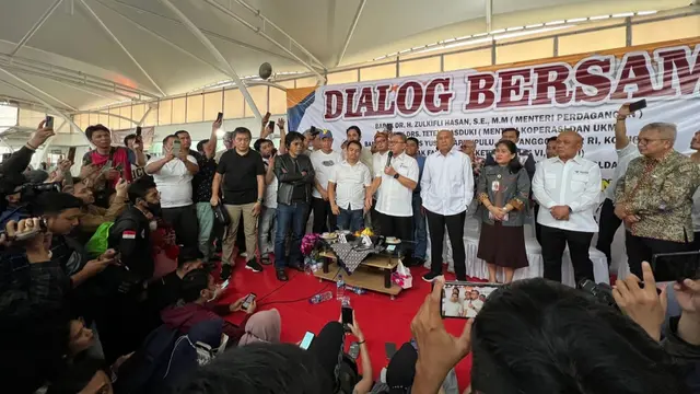 Menteri Perdagangan (Mendag) Zulkifli Hasan, Menteri Koperasi dan UMKM Teten Masduki dan Politikus PDIP Adian Napitupulu.
