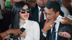Artis Syahrini menjalani pemeriksaan di Gedung Bareskrim Mabes Polri, Jakarta, Senin (2/3/2015). Syahrini diperiksa terkait kasus Ketua KPK nonaktif Abraham Samad dan Feriyani Lim. (Liputan6.com/Yoppy Renato)
