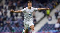 Patrik Schick. Striker Rep. ceska ini menjadi pencetak gol dari jarak terjauh di Euro saat menghadapi Skotlandia, 14 Juni 2021. Gol dicetaknya dari jarak 49,7m, mematahkan rekor Torsten Frings, gelandang Jerman saat bertemu Belanda di Euro 2004 dengan jarak 38,6m. (Foto: AP/Pool/Peter David Josek)