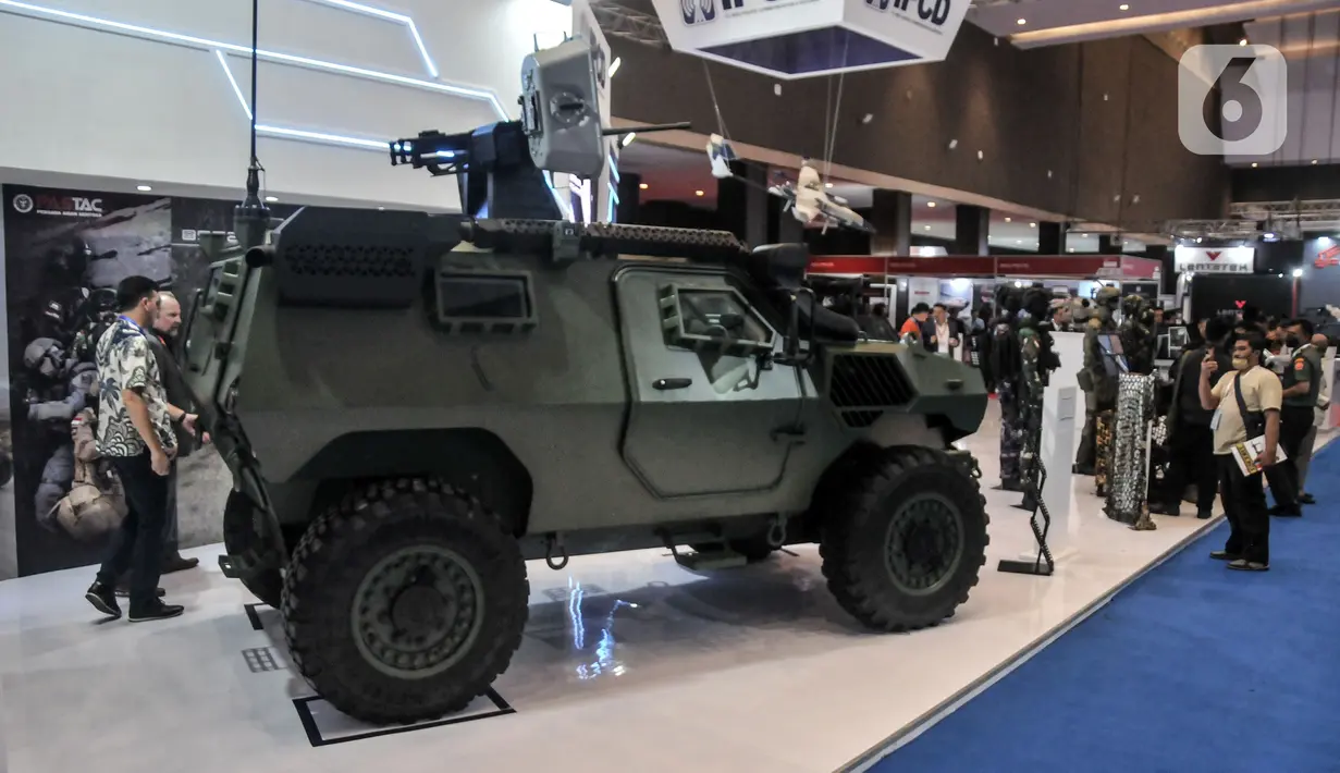Pengunjung melihat koleksi yang dihadirkan dalam pameran industri pertahanan Indo Defence 2022 Expo & Forum di JIExpo, Kemayoran, Jakarta, Rabu (2/11/2022). Kementerian Pertahanan bersama PT Napindo Media Ashatama menggelar pameran industri pertahanan terbesar se-Asia Tenggara bertemakan “Peace, Prosperity, Strong Defence” yang diikuti 905 perusahaan dari 59 negara dan berlangsung hingga 5 November mendatang. (merdeka.com/Iqbal S. Nugroho)