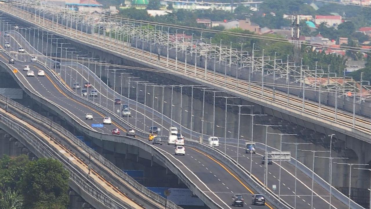 "Halo kawan JM, ada informasi terbaru nih untuk kalian pengguna jalan tol khususnya di Ruas Jalan Tol Jakarta-Cikampek dan Jalan Layang Mohammed Bin Zayed," tulis akun @official.jmtransjawa, dikutip Senin (19/2).&nbsp;Merdeka.com/Imam Buhori