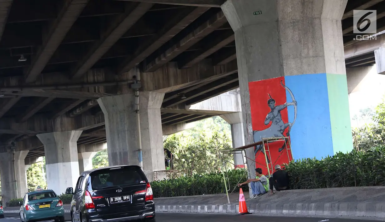 Peserta mengikuti kompetisi mural di tiang tol kawasan Rawamangun, Jakarta, Sabtu (4/5). Kompetisi tersebut digelar dalam rangka menyambut kegiatan Asian Games 2018 yang akan berlangsung di Jakarta dan Palembang. (Liputan6.com/Immanuel Antonius)