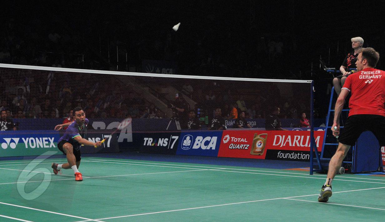 Pebulu Tangkis tunggal putra Indonesia, Tommy Sugiarto mengembalikan kok ke arah Marc Zwiebler di putaran kedua BCA Indonesia Open Superseries Premier 2015 di Jakarta, Rabu (4/6/2015). Tommy kalah 16-21, 22-20, 21-19. (Liputan6.com/Herman Zakharia)