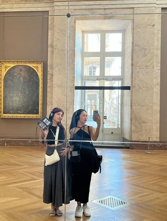 Sementara itu, Casandra Lee mengenakan crewneck sleevles top yang dipadukan dengan rok panjang berwarna abu-abu. Ia pun memilih sandal untuk penampilan santainya.
 (instagram/bebytsabina)