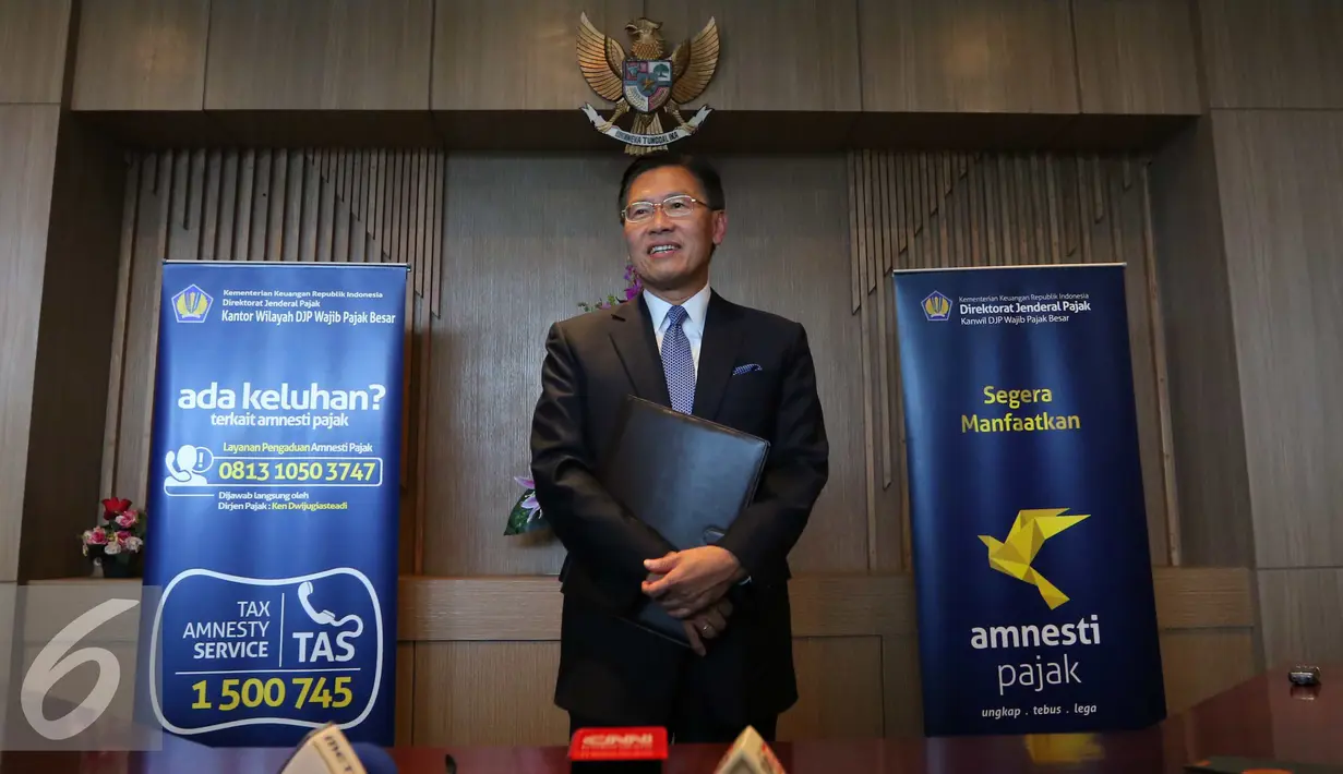 Pengusaha nasional James Riady datang ke kantor pajak di Gedung Sudirman, Jakarta, Jumat (2/9).  Kedatangan Bos Lippo ini dalam rangka keikutsertaannya sebagai peserta tax amnesty. (Liputan6.com/Angga Yuniar)