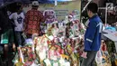 Seorang pria melihat parcel yang dijual di Cikini, Jakarta, Kamis (20/12). Menjelang perayaan Natal dan Tahun Baru 2019 penjualan parcel mengalami peningkatan hingga dua kali lipat dibanding hari biasa. (Liputan6.com/Faizal Fanani)