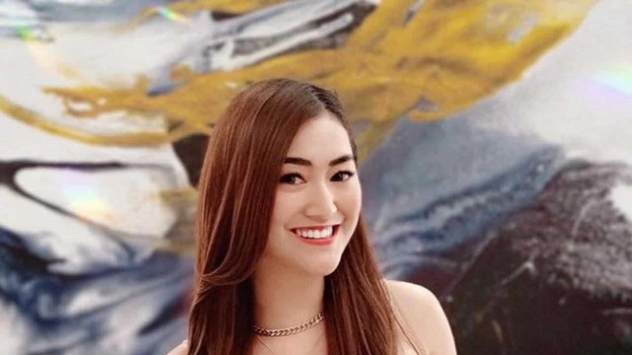Sheila kini berusia 27 tahun. Ia mengawali karier di dunia model di tahun 2013. Sheila menjadi <i>runner up</i> ajang Miss Celebrity Indonesia.