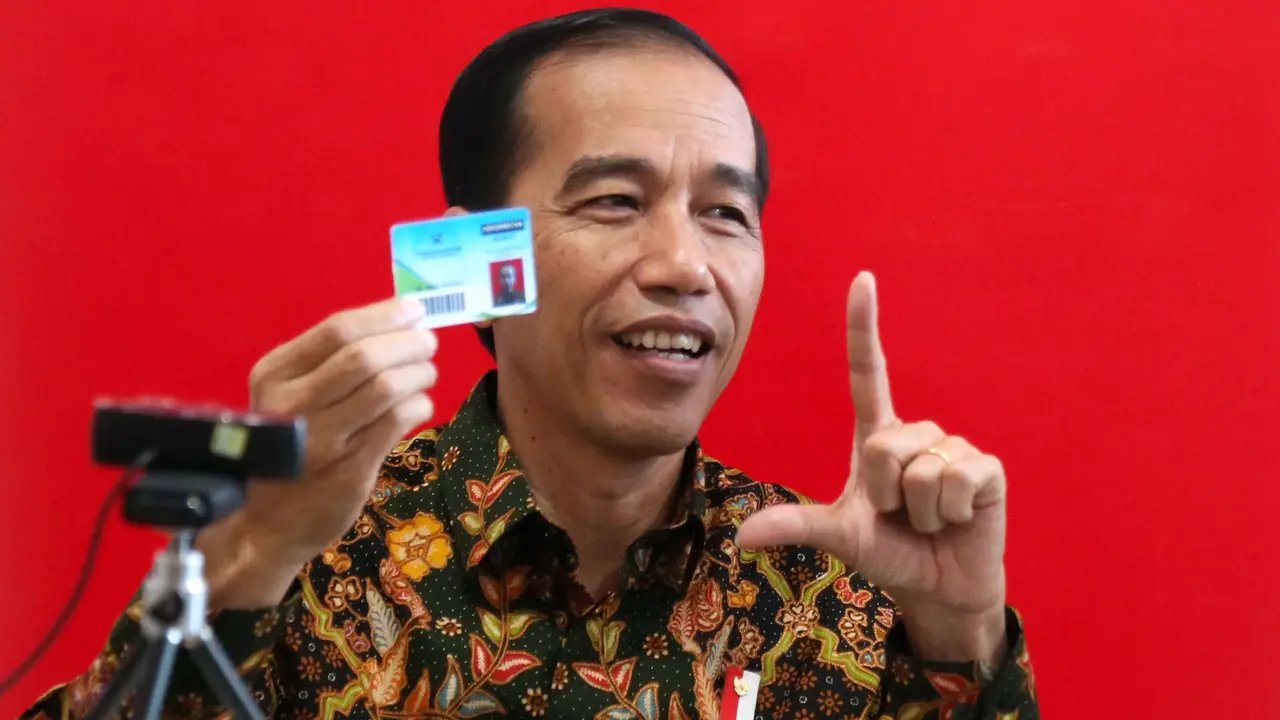 Jokowi Saat Daftar Jadi Anggota Perpustakaan