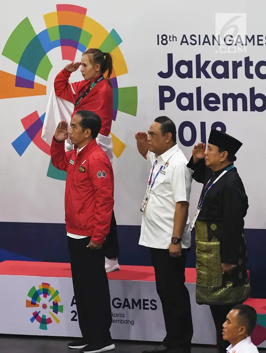 Presiden Joko Widodo bersama Ketua Umum IPSI Prabowo Subianto, Menteri PANRB Syafruddin, dan atlet pencak silat peraih medali melakukan hormat usai pengalungan medali Asian Games 2018 di Jakarta Jakarta, Rabu (29/8). (Merdeka.com/Imam Buhori)