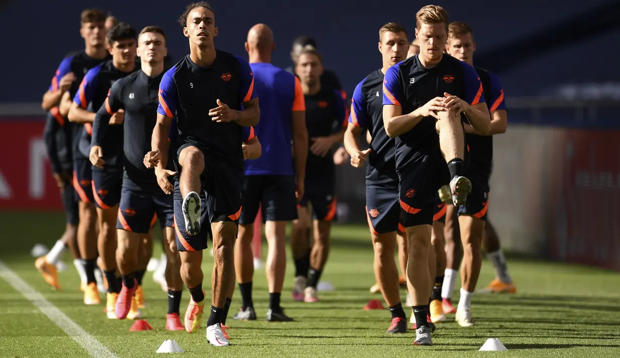 Para pemain RB Leipzig melakukan pemanasan selama sesi latihan di stadion Luz di Lisbon (17/8/2020). Leipzig akan bertanding melawan PSG pada semifinal Liga Champions. (David Ramos/Pool via AP)